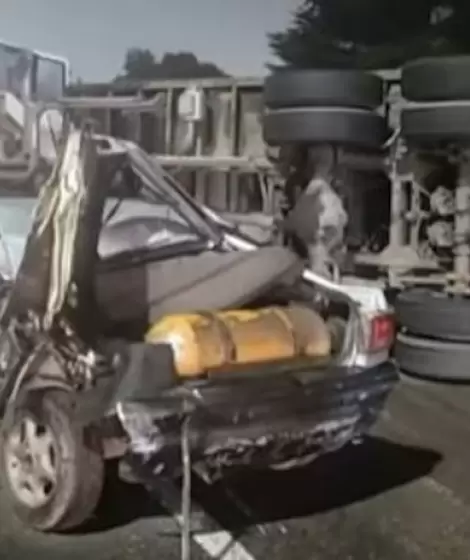 Un cami�n cargado con carne y un auto particular colisionaron en medio de una densa niebla.