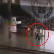 "Escuchamos que gritaban 'le est� disparando a los chicos'": el horror en la escuela de San Crist�bal que sacude a toda Santa Fe