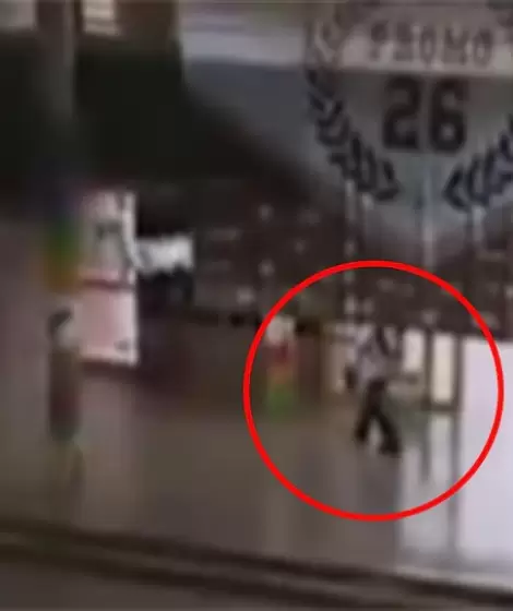 Las c�maras de seguridad captaron el momento en el que el alumno entra y dispara