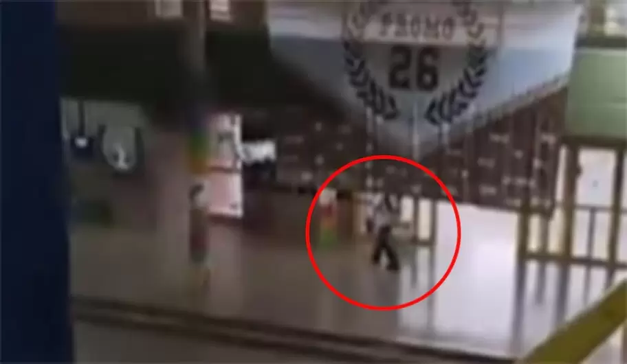 Las c�maras de seguridad captaron el momento en el que el alumno entra y dispara