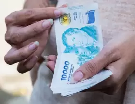 Salarios en ca�da libre y empleo en retroceso: el mercado laboral vuelve a niveles de crisis