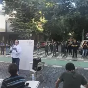 Los estudiantes de la UBA cuestionaron�el operativo policial frente a la casa de Adorni: "Es muy cobarde"