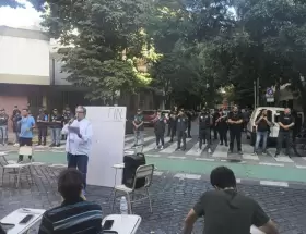 El paro universitario protest� frente a la casa de Manuel Adorni y contra un operativo policial desmedido desarrollado en el lugar.