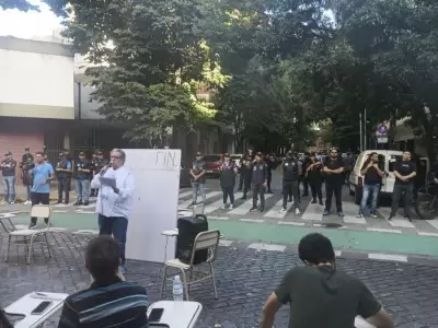 El paro universitario protest� frente a la casa de Manuel Adorni y contra un operativo policial desmedido desarrollado en el lugar.