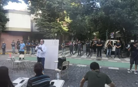 El paro universitario protest� frente a la casa de Manuel Adorni y contra un operativo policial desmedido desarrollado en el lugar.