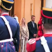 Mamma Mia, qué austeridad: Granaderos al ritmo de ABBA festejaron el cumpleaños de Karina Milei