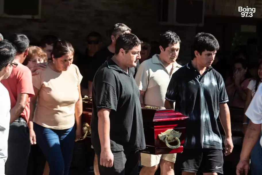 Uno de los momentos m�s dram�ticos del funeral: el traslado del f�retro al coche f�nebre