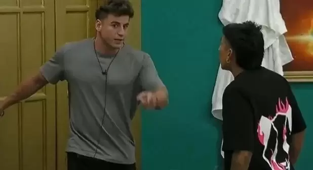 Tenso cruce entre Brian Sarmiento y Manuel Ibero