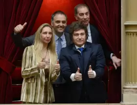 El caso Adorni erosiona la imagen presidencial y tensiona al propio oficialismo.