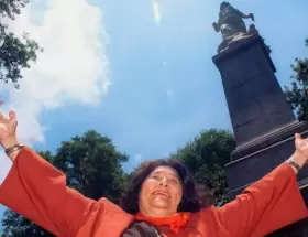 Mercedes Sosa en la estatua de la Libertad de Lola Mora en Tucum�n