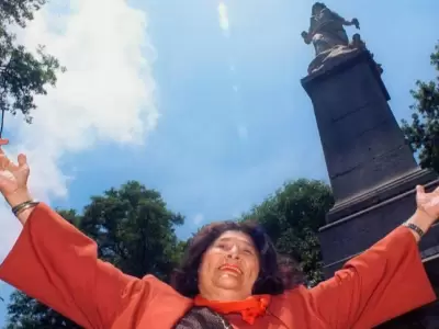 Mercedes Sosa en la estatua de la Libertad de Lola Mora en Tucum�n
