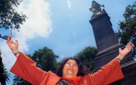 Mercedes Sosa en la estatua de la Libertad de Lola Mora en Tucum�n
