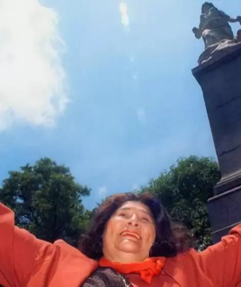 Mercedes Sosa en la estatua de la Libertad de Lola Mora en Tucum�n