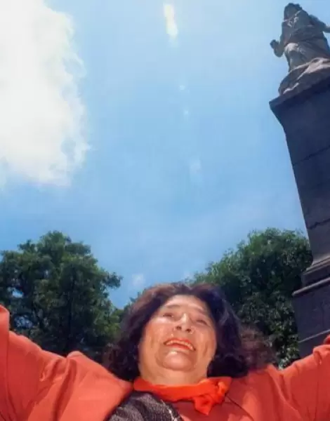 Mercedes Sosa en la estatua de la Libertad de Lola Mora en Tucum�n