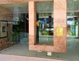 La fachada del departamento de Adorni en Caballito