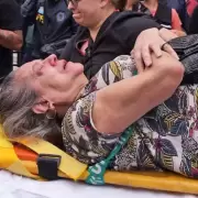 El que las hace las paga: confirmaron el procesamiento del polic�a que empuj� a una jubilada en una marcha