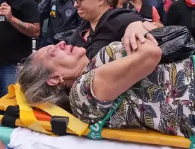 Beatriz Blanco, la anciana de 82 a�os que fue empujada por el polic�a Nicol�s Emanuel C�spedez el 12 de marzo de 2025, debi� recibir atenci�n m�dica.
