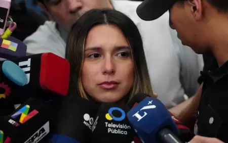 La abogada santiague�a Agostina P�ez se emocion� tras volver al pa�s, luego de meses detenida de forma domiciliaria en Brasil, acusada de racismo.