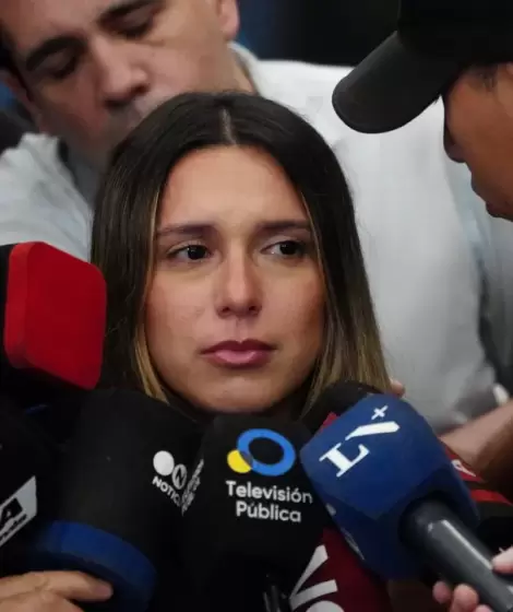 La abogada santiague�a Agostina P�ez se emocion� tras volver al pa�s, luego de meses detenida de forma domiciliaria en Brasil, acusada de racismo.