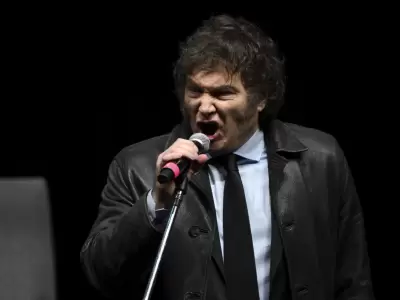 El show de Milei: el presidente argentino canta junto a una banda de rock durante la presentaci�n de su libro en un estadio