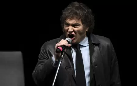 El show de Milei: el presidente argentino canta junto a una banda de rock durante la presentaci�n de su libro en un estadio