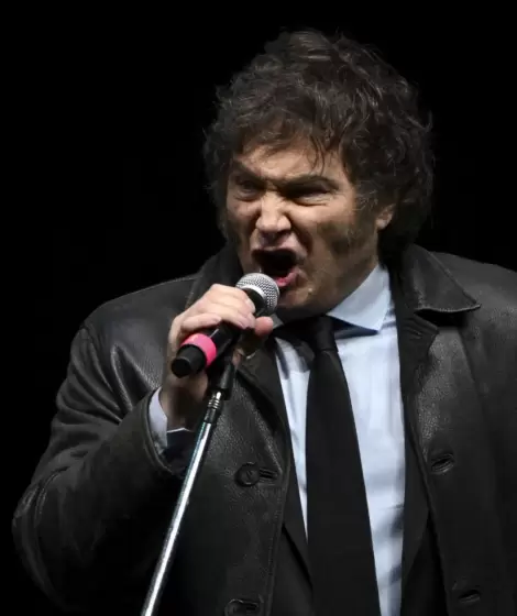 El show de Milei: el presidente argentino canta junto a una banda de rock durante la presentaci�n de su libro en un estadio