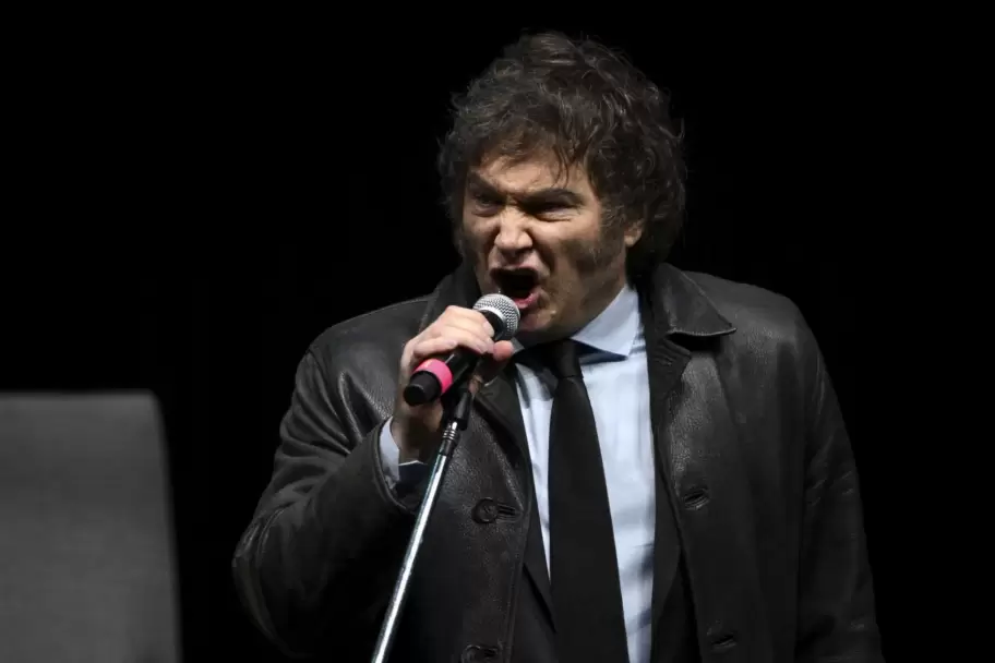 El show de Milei: el presidente argentino canta junto a una banda de rock durante la presentación de su libro en un estadio