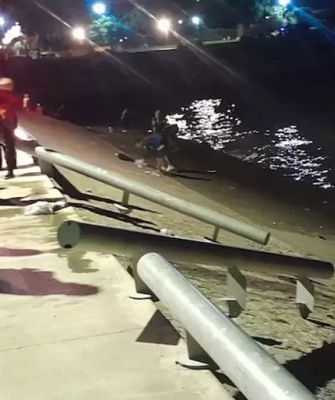 Una camioneta cay� al r�o