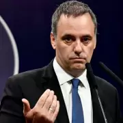 Viajes, propiedades y fondos bajo sospecha: ponen bajo la lupa entre 15 y 19 viajes de Manuel Adorni