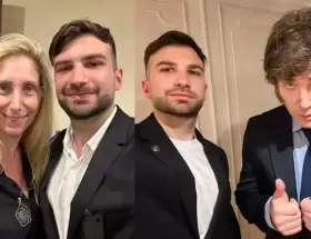 Mauricio Novelli junto a los hermanos Milei