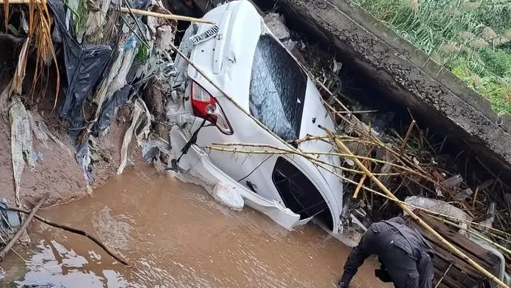 Mariano y Solana intentaron refugiarse dentro de su auto, pero la furia del agua los arrastró hacia la muerte