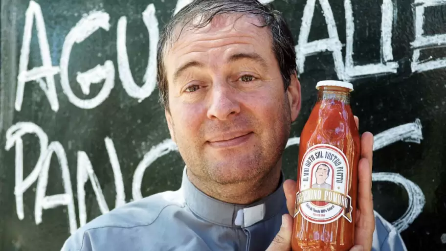 Fabio Alberti en la piel del cura que contaba las haza�as del m�rtir Peperino P�moro.