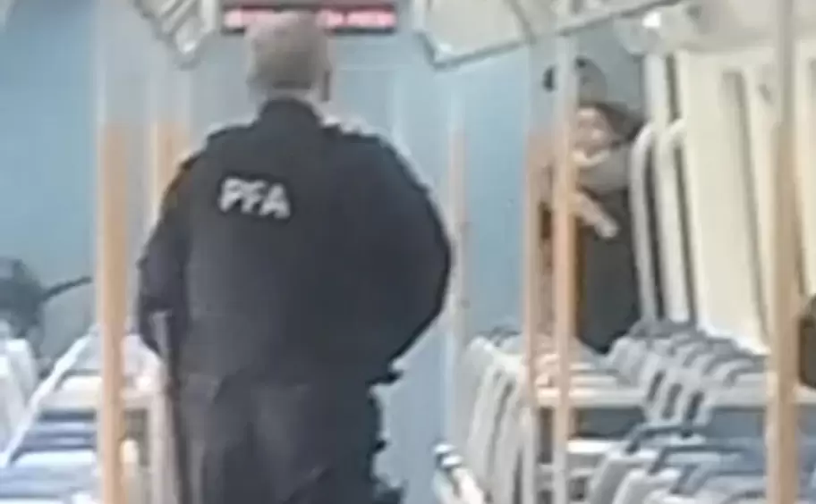 Detuvieron a un hombre de 50 años por tomar rehenes en la estación Temperley del Tren Roca: estaba armado con un calibre 22 y llevaba una granada.