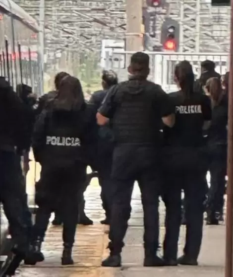 Los efectivos policiales de Federal y la Bonaerense pudieron terminar con la toma de rehenes en Temperley sin v�ctimas fatales.