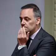 Hipotecas cruzadas, nuevos préstamos opacos y silencio: crecen las dudas sobre el patrimonio de Adorni