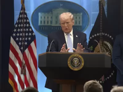 Donald Trump brindando una conferencia de prensa en la Casa Blanca.