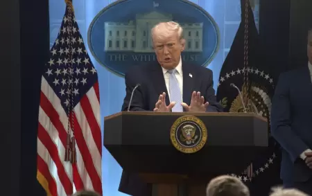 Donald Trump brindando una conferencia de prensa en la Casa Blanca.