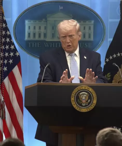 Donald Trump brindando una conferencia de prensa en la Casa Blanca.