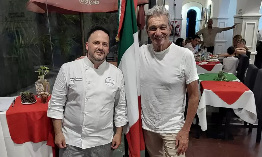 El chef de Solofra, Adri�n Iglesias, junto a Fernando L�piz.