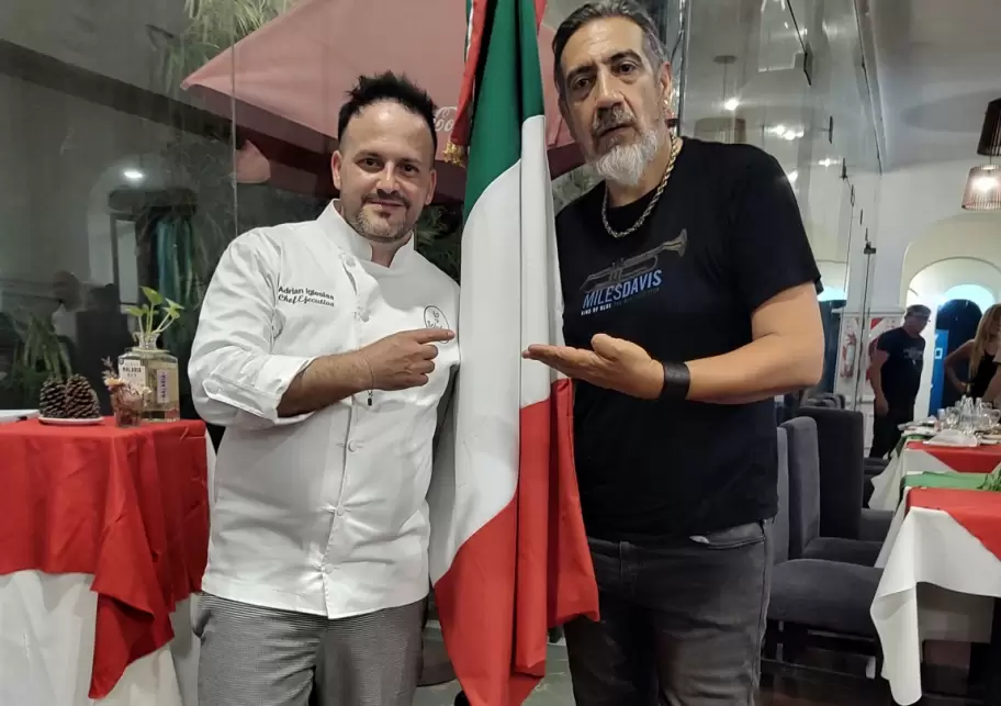 El chef de Solofra, Adri�n Iglesias, junto a Pato Galv�n.