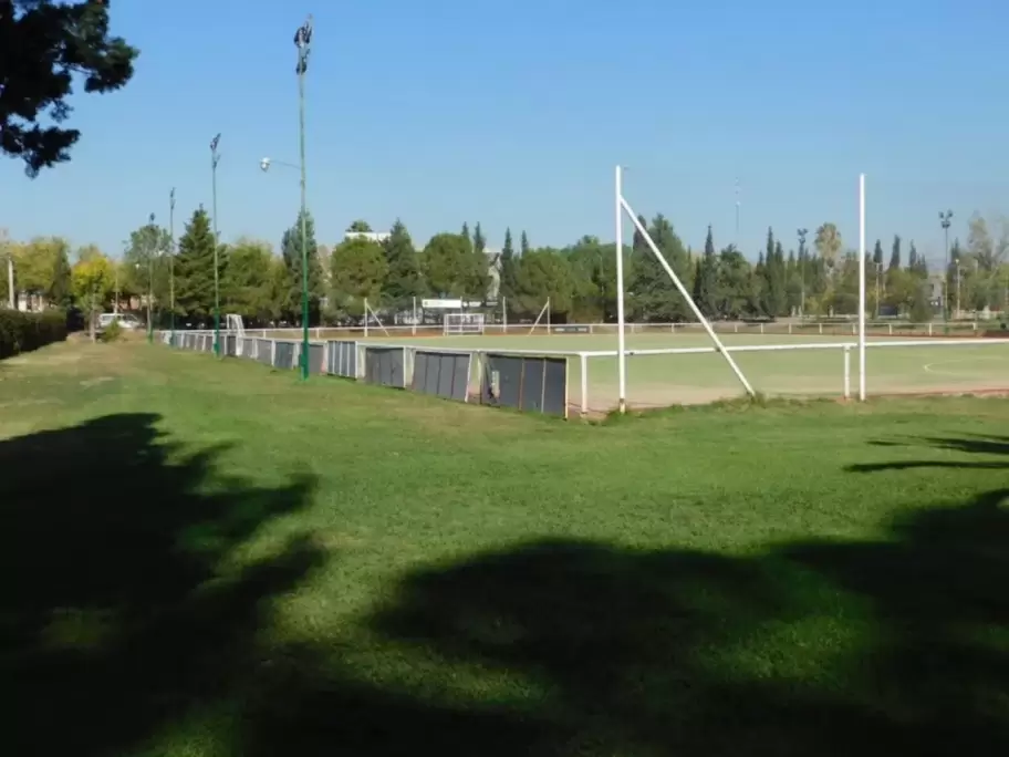 La cancha de hockey del Club Alemán de Mendoza, donde ocurrieron los abusos durante el "bautismo".
