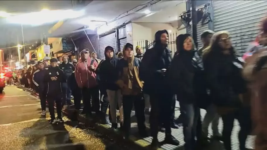 Miles de usuarios padecen demoras, hacinamiento y viajes interminables en el AMBA.