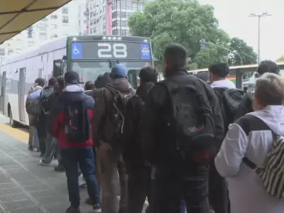 Miles de usuarios padecen demoras, hacinamiento y viajes interminables en el AMBA.