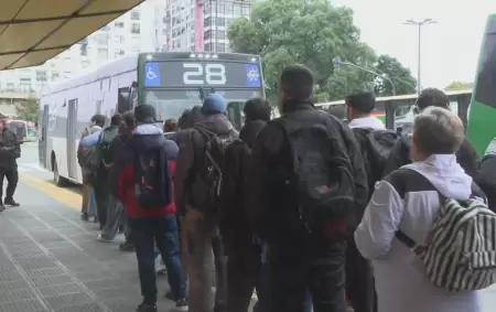 Miles de usuarios padecen demoras, hacinamiento y viajes interminables en el AMBA.