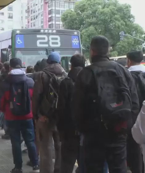 Miles de usuarios padecen demoras, hacinamiento y viajes interminables en el AMBA.