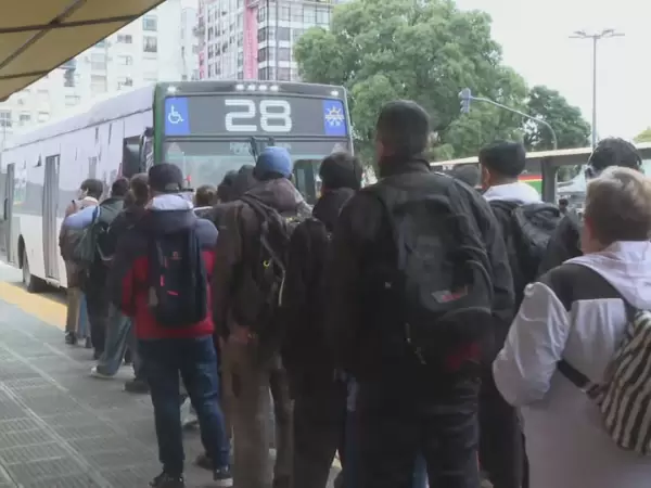 Miles de usuarios padecen demoras, hacinamiento y viajes interminables en el AMBA.