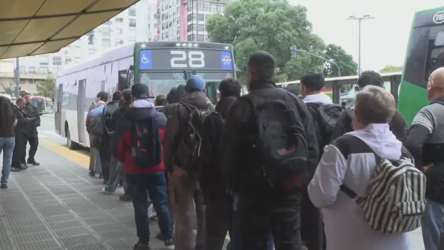 Miles de usuarios padecen demoras, hacinamiento y viajes interminables en el AMBA.