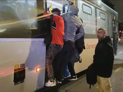 Miles de usuarios padecen demoras, hacinamiento y viajes interminables en el AMBA.