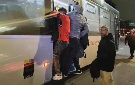 Miles de usuarios padecen demoras, hacinamiento y viajes interminables en el AMBA.