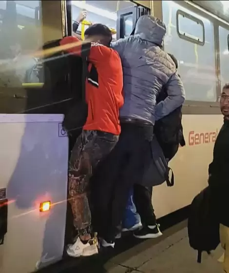 Miles de usuarios padecen demoras, hacinamiento y viajes interminables en el AMBA.